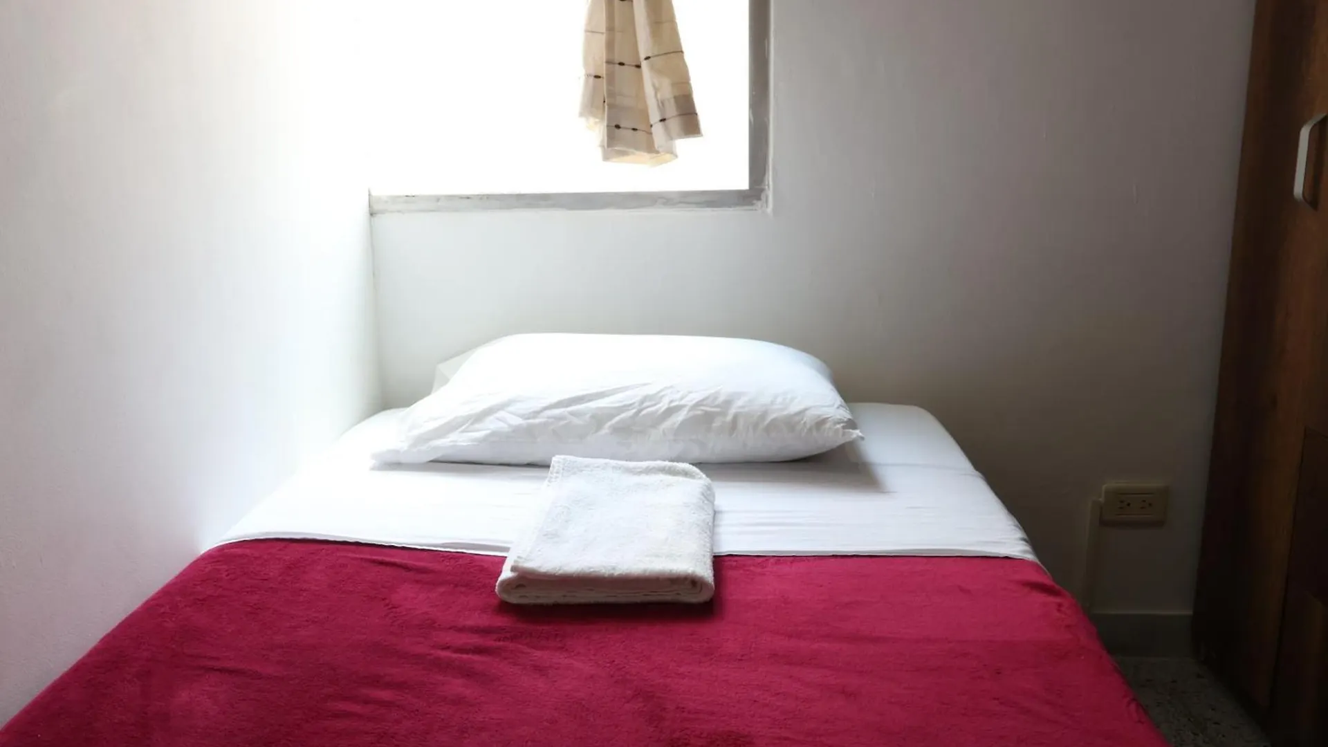 Homestay Living Poblado Manila 301 F Habitacion Individual Medellin Colombia
